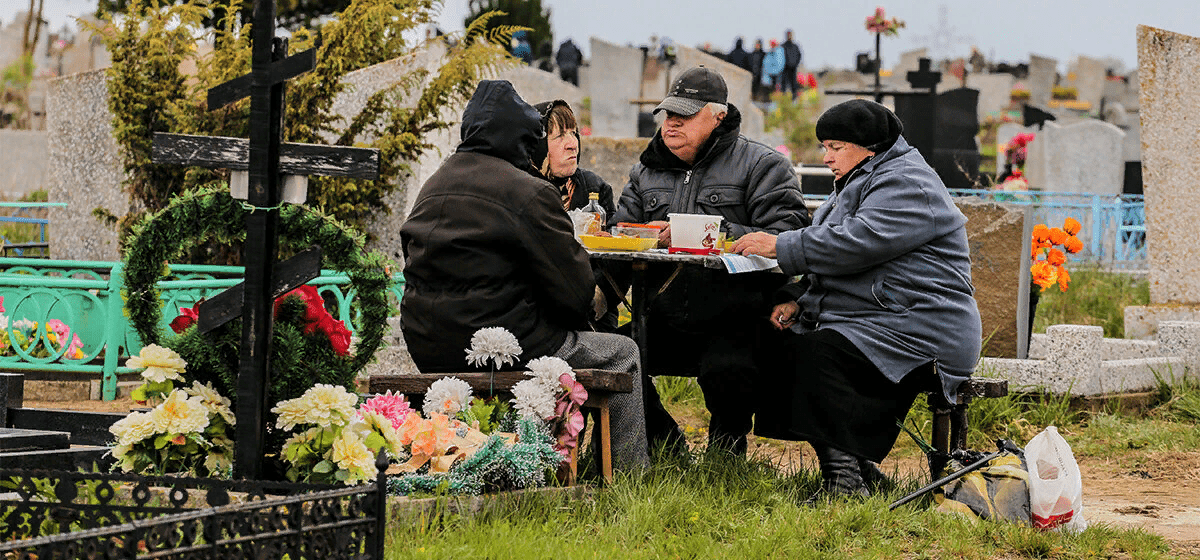 Какого числа поминки. Поминки на кладбище. Радуница на кладбище. Радоница на кладбище. Родительский день на кладбище.